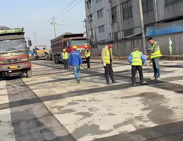 商都老材料的新故事：玻璃纤维土工格栅如何在‘白改黑’浪潮中重获新生？
